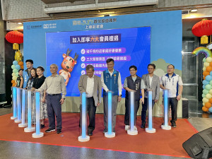 王副縣長與來賓啟動南投智遊行數位旅遊護照。（記者扶小萍攝）