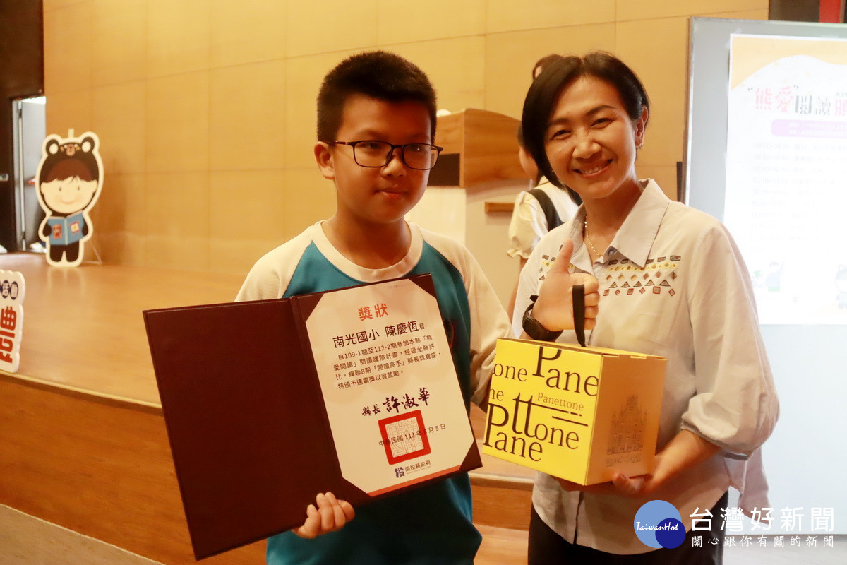 埔里議員陳宜君以南光小朋友陳慶恆為傲。（記者扶小萍攝）