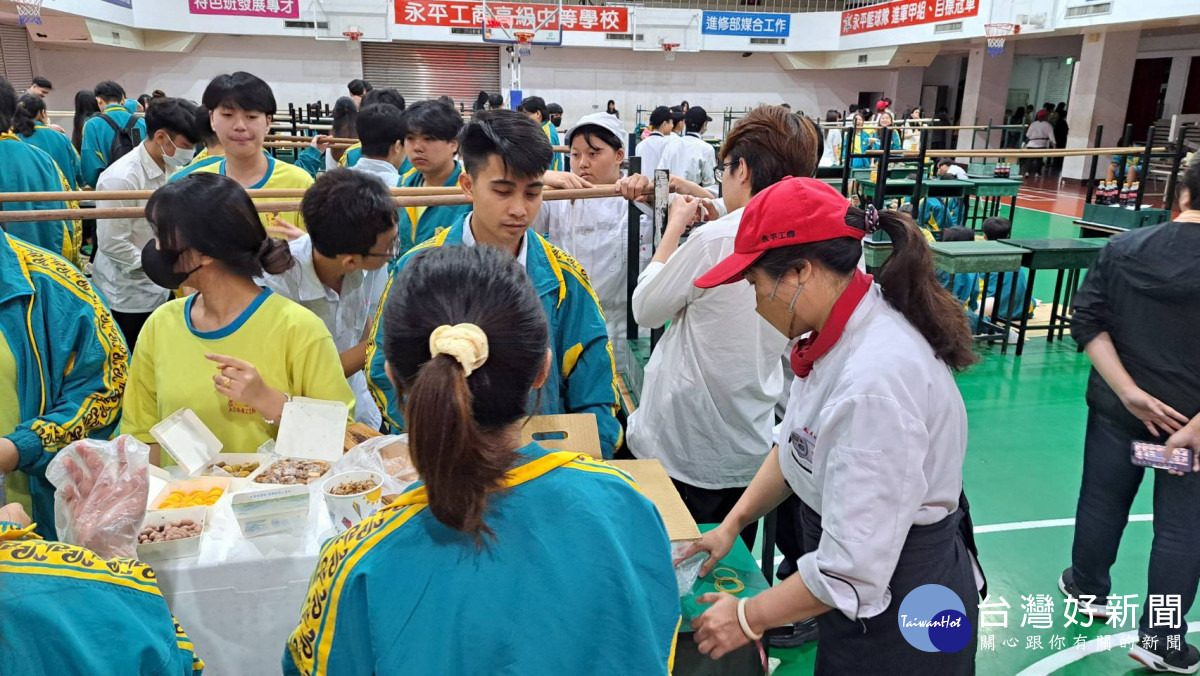 永平工商舉辦文化傳承的活動—僑生包粽子體驗，為全校師生提供一個難忘的節慶體驗。