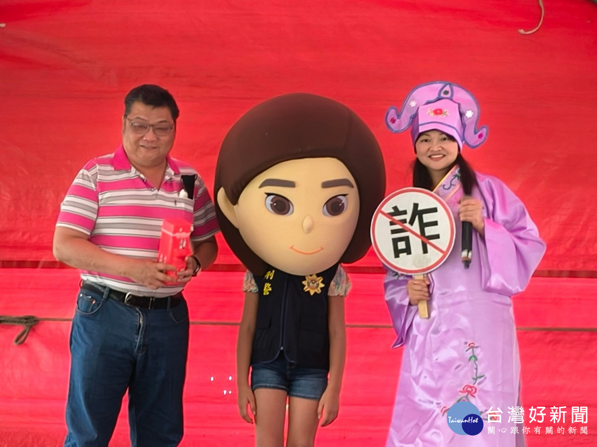 中華民國國際慈善文教協會與中壢分局日前辦理「百發百粽」識詐宣導活動。