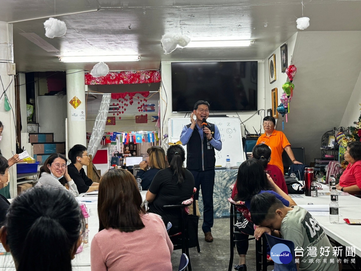 江主委以客語與學員話家常。