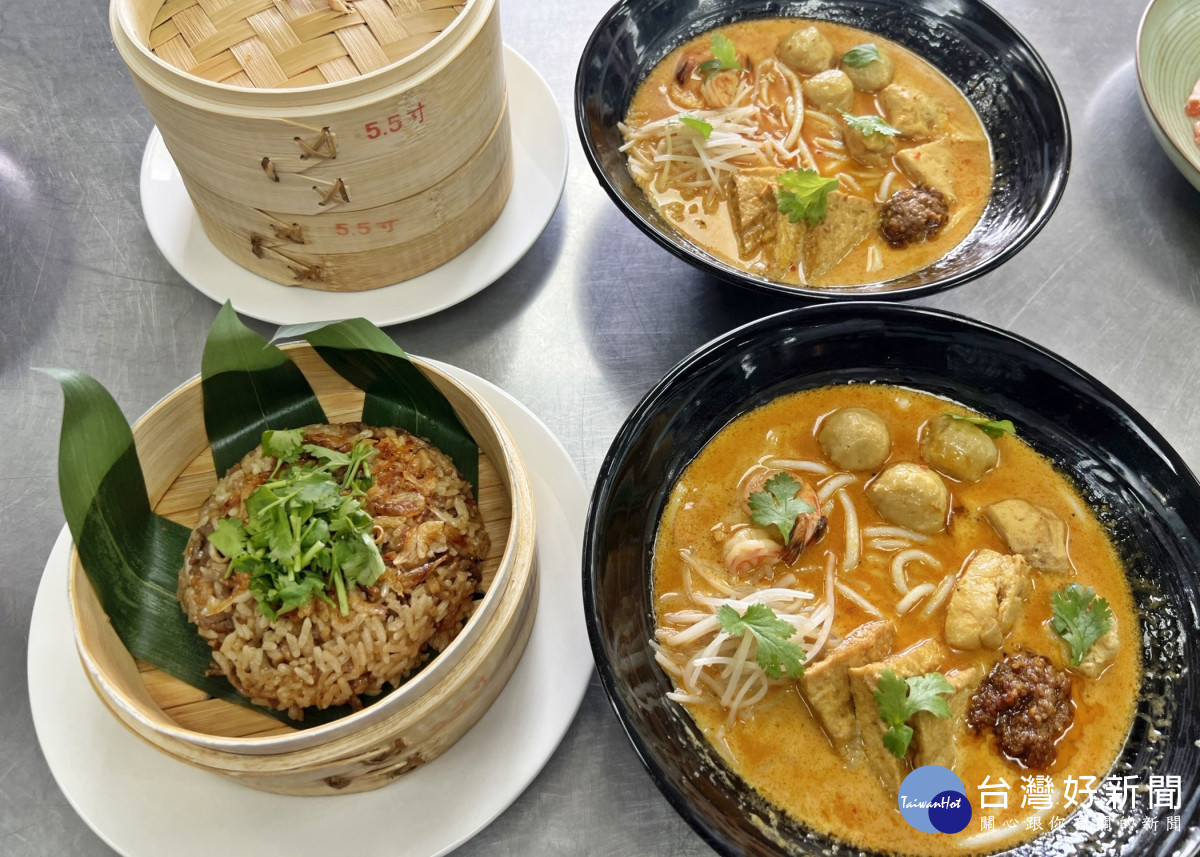 大一學生萬明錡練習時做的櫻花蝦油飯及咖哩叻沙麵。