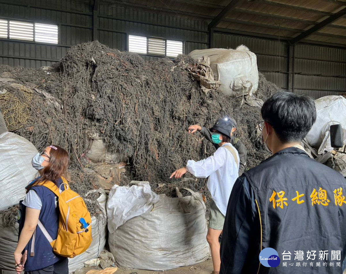 檢察官帶隊會同保七總隊員警等單位勘查空地及廠房內堆置廢塑膠混合