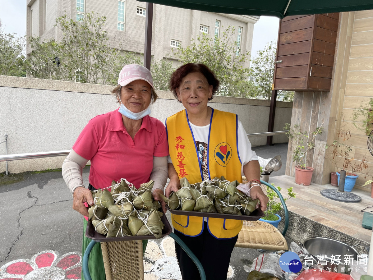 粽藝大集合！北斗秀和苑日照中心包粽子，街坊鄰居鬥熱鬧。圖／秀傳醫院提供