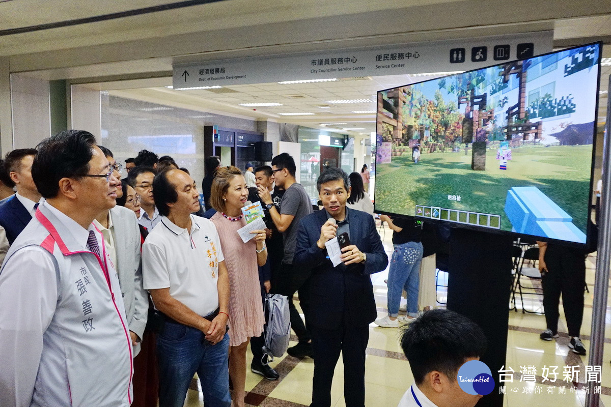 桃園市長張善政聽取「石門水庫60週年闖關紀念活動」麥塊遊戲。<br />
