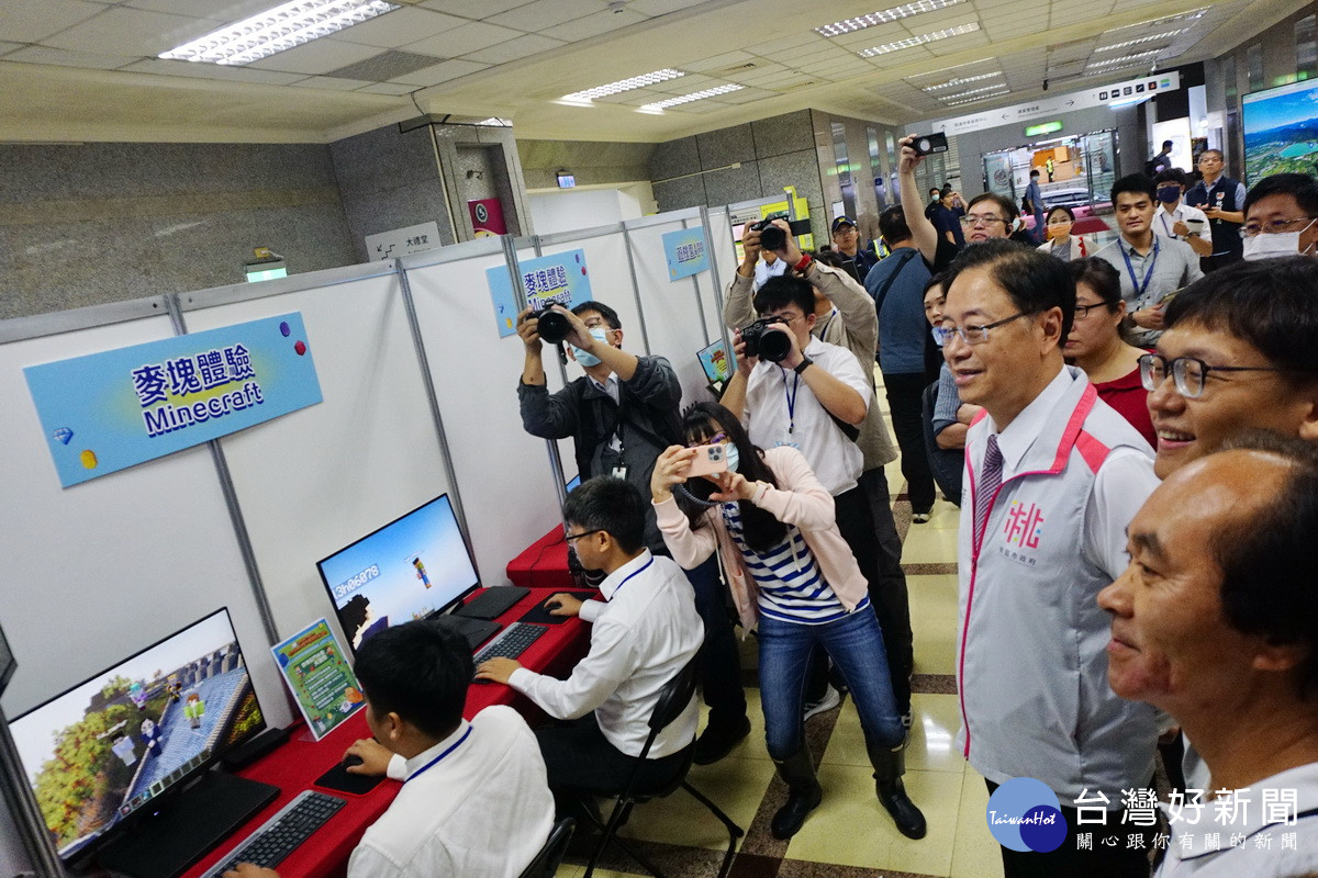 桃園市長張善政聽取「石門水庫60週年闖關紀念活動」麥塊遊戲。<br />
