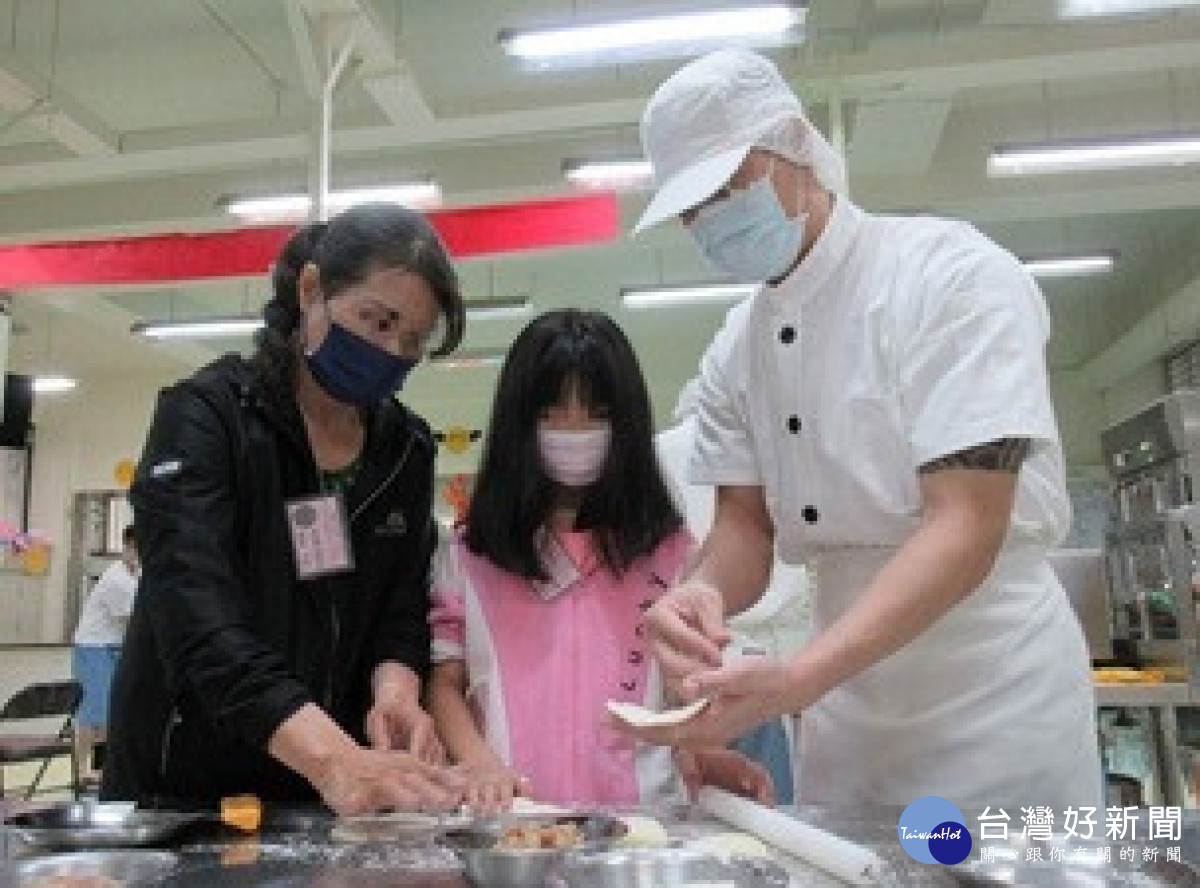 學員與家屬共同體驗製作菜肉包