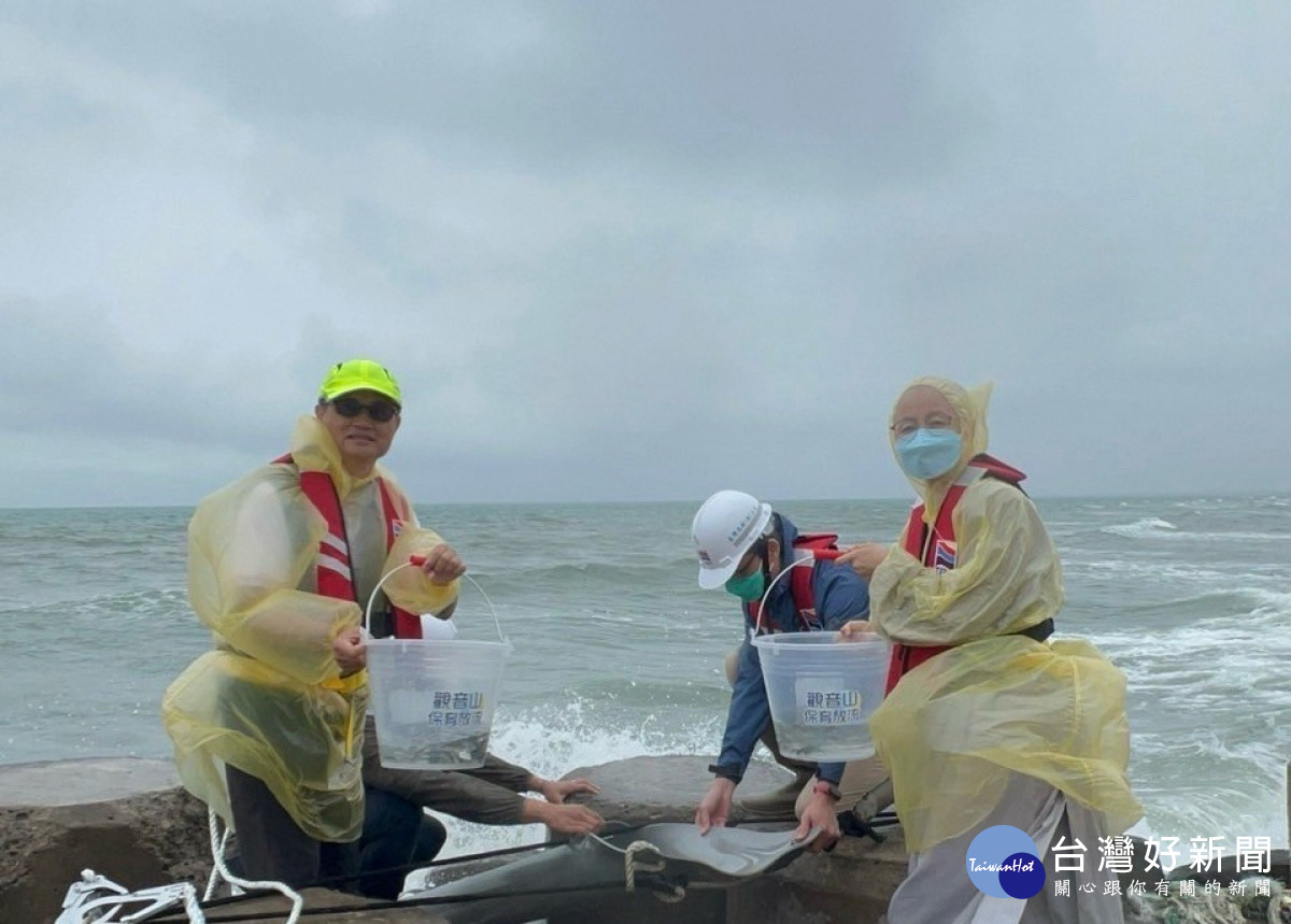 臺中港務分公司陳榮聰總經理與臺灣薩迦寺法師共同引領保育放流。