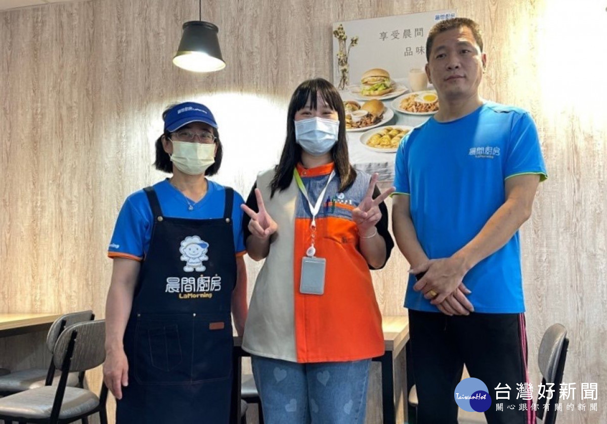 小娟(左1)與友善銀髮廠商老闆(右1)合影。<br />
