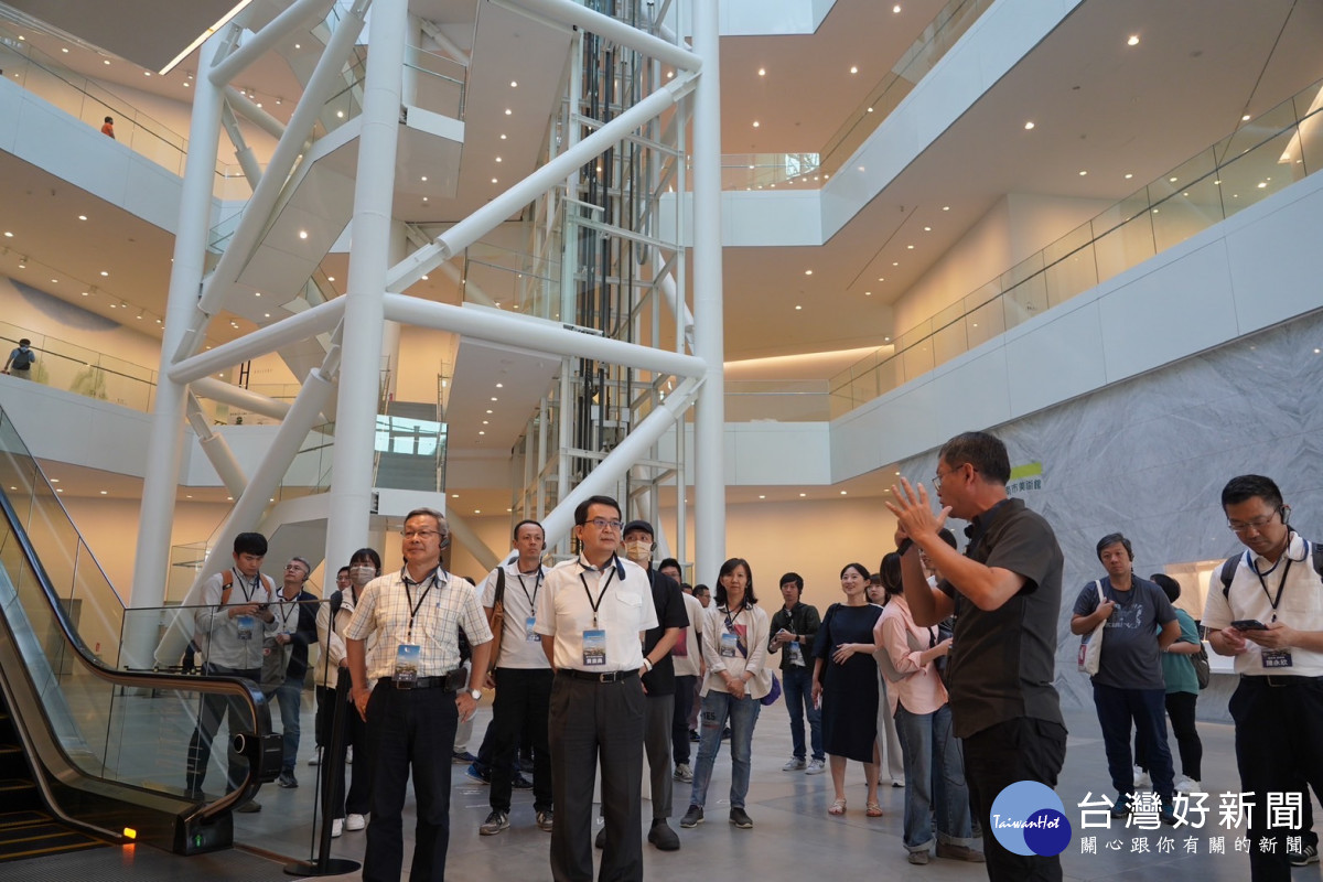 台中市府參訪「臺南市美術館2館」