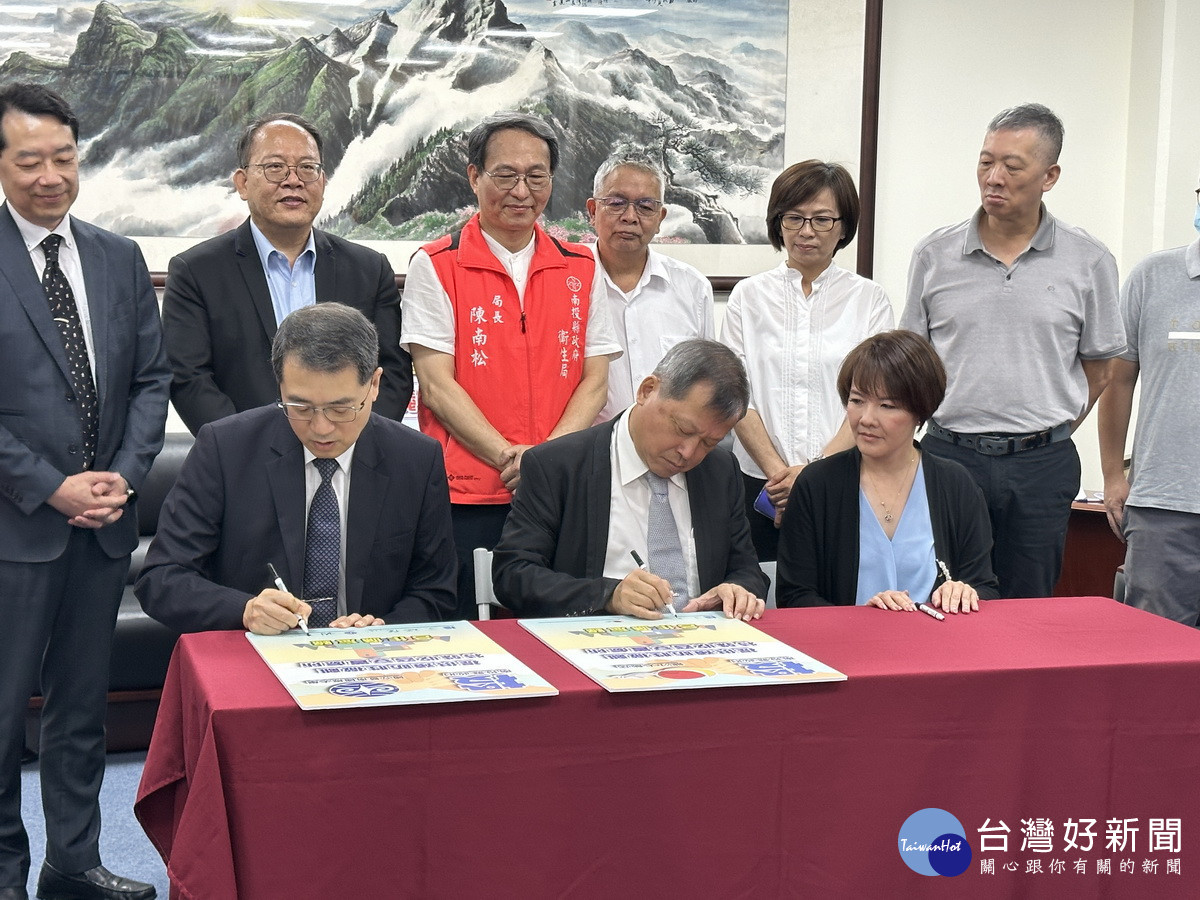 武校長王副縣長與林經理簽署合作備忘錄。（記者扶小萍攝）