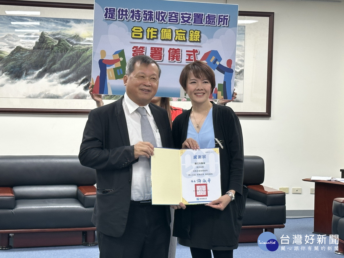 王副縣長致贈感謝狀予龍江飯店。（記者扶小萍攝）