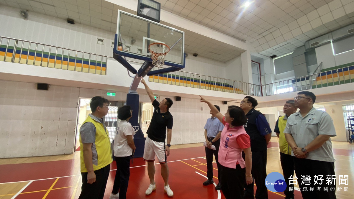 神岡高工基座式升降籃球架，電動油壓系統經常因升降移動而漏油，報修率很高