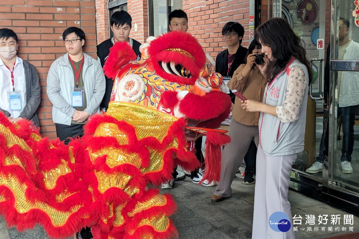 學生團隊進駐桃園青創基地，龍華科大舞獅戰鼓團赴青年局前廣場表演慶賀。