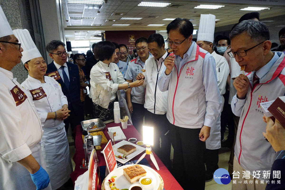 桃園市長張善政偕同副市長王明鉅等共同品嚐脆皮燒肉。<br />
