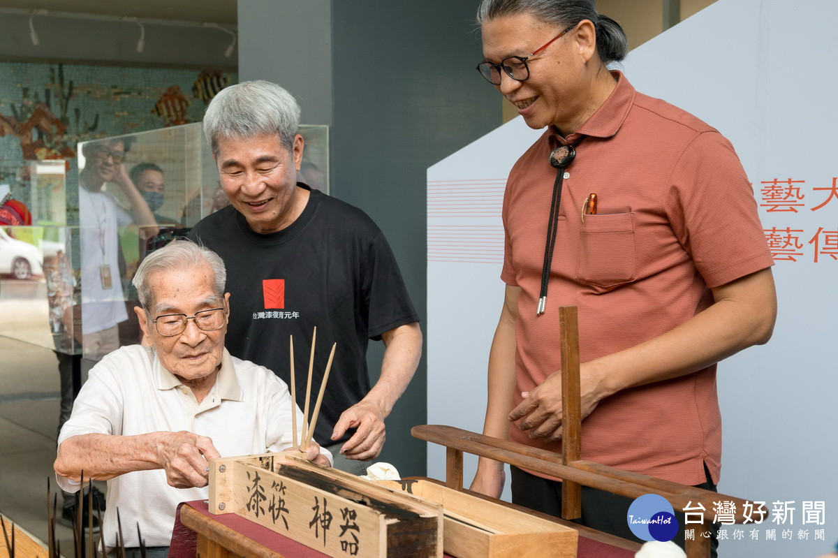 人間國寶王清霜藝師展演漆藝之美。（工藝中心提供）