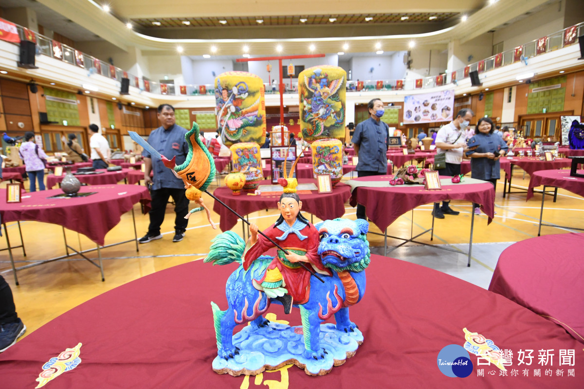 鹿港魯班公宴，全臺工藝界翹楚108桌工藝看桌。圖／記者鄧富珍翻攝