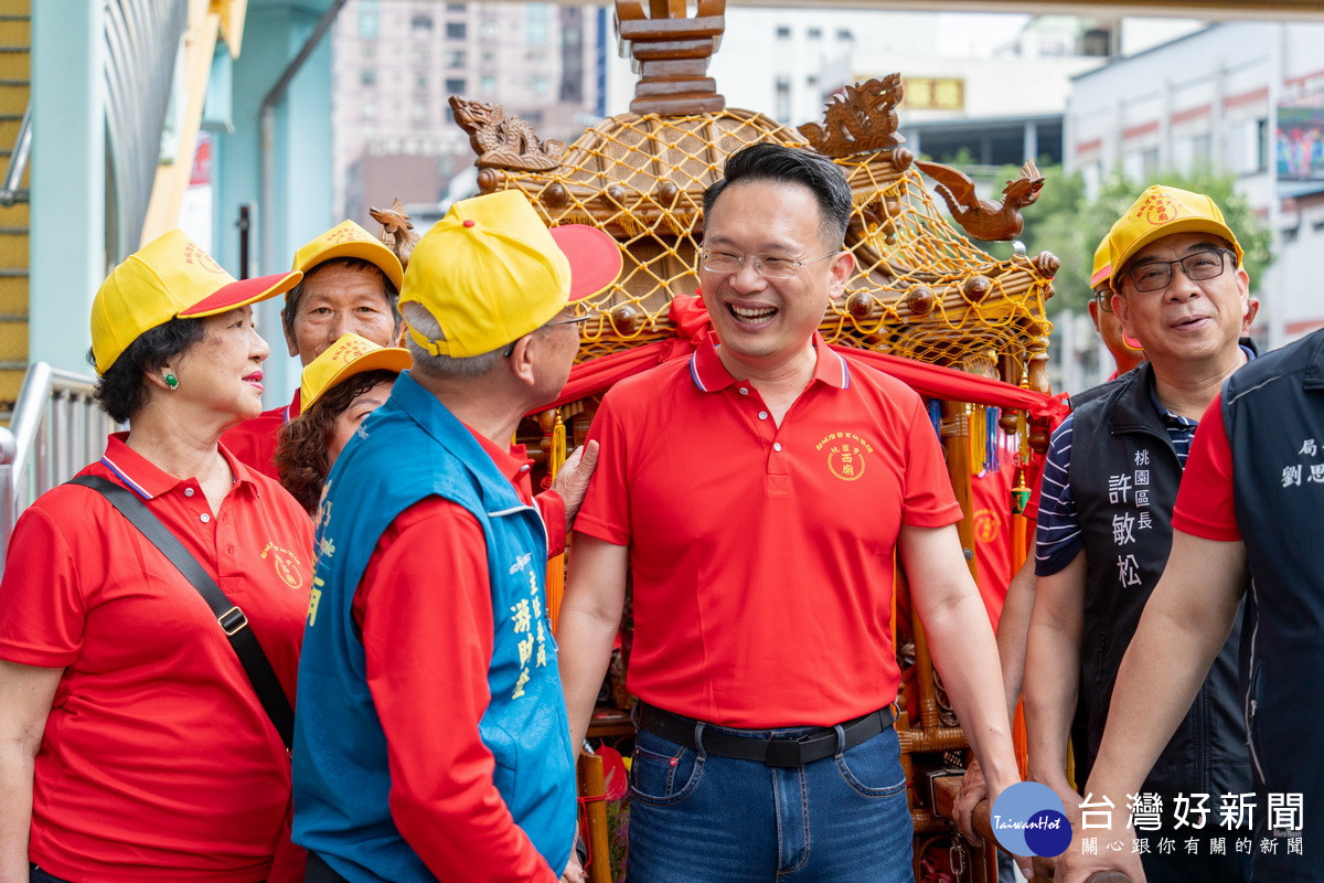 桃園市副市長蘇俊賓出席桃園西廟都城隍公爺繞境巡城活動。<br />
