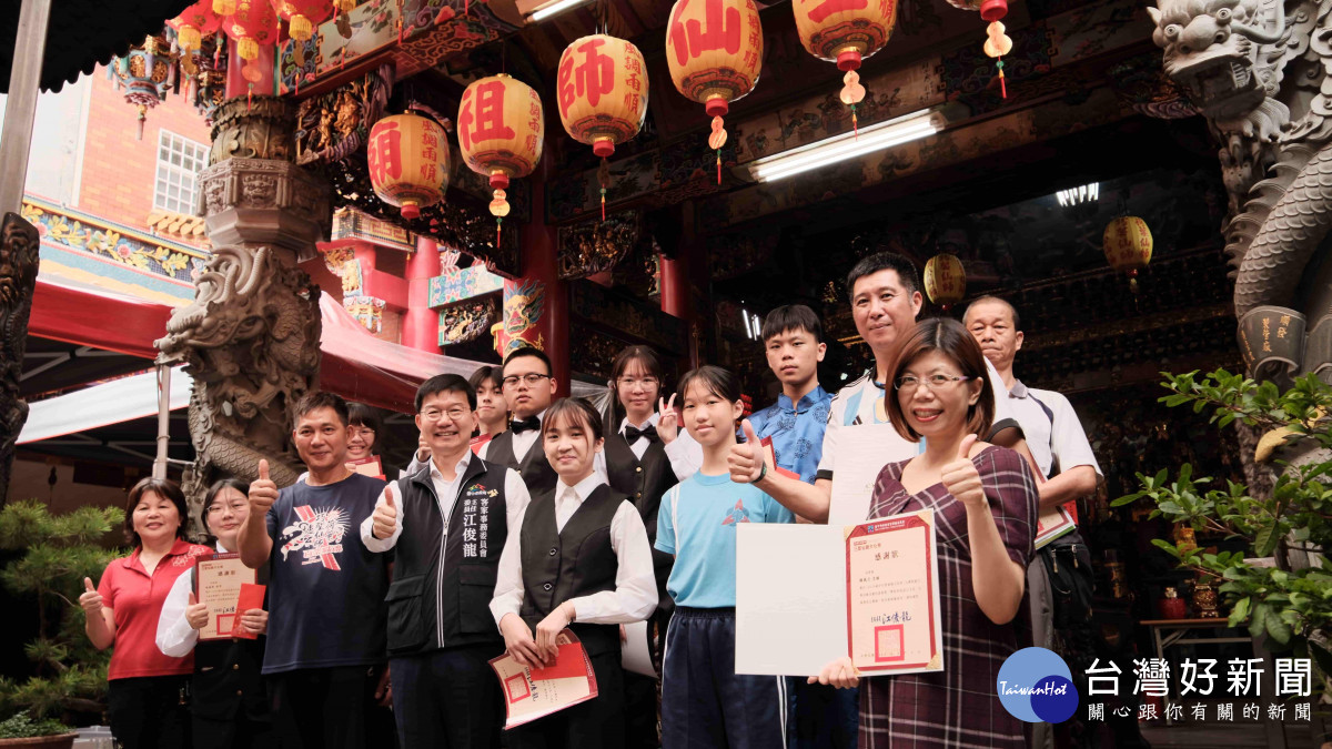 市府客委會主委江俊龍代表市府致贈感謝狀，感謝老師、學生保存客家語言及文化。