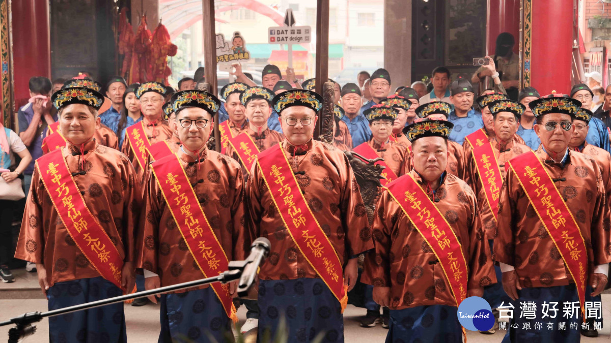 主祭官左起市議員吳振嘉、立法院副院長江啟臣、副市長鄭照新、花蓮縣府客家事務處長。