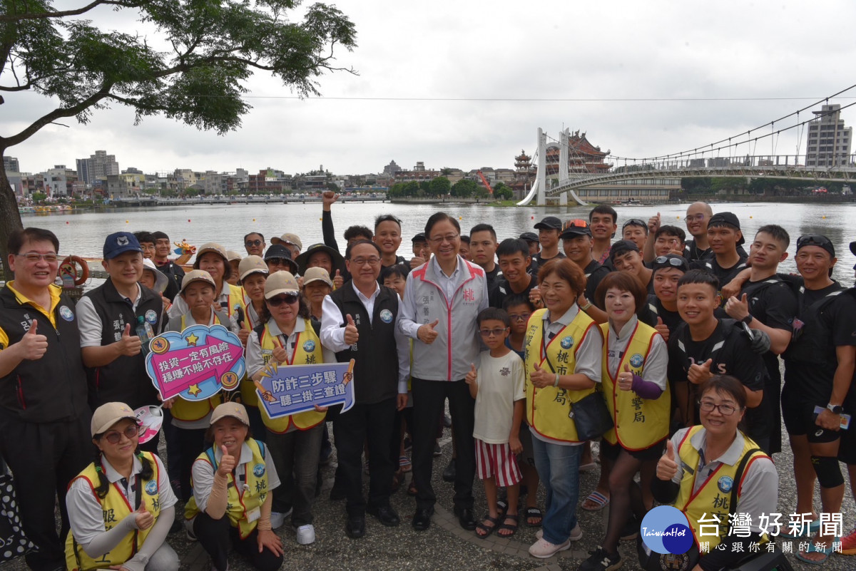 市長張善政與龍潭警一同預防宣導強化民眾反詐意識。<br />
