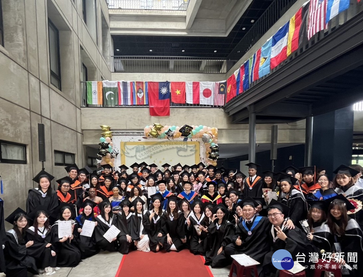 相片-今年約有一百二十名外籍生畢業，史瓦帝尼大使館也派員參加外籍生畢業典禮