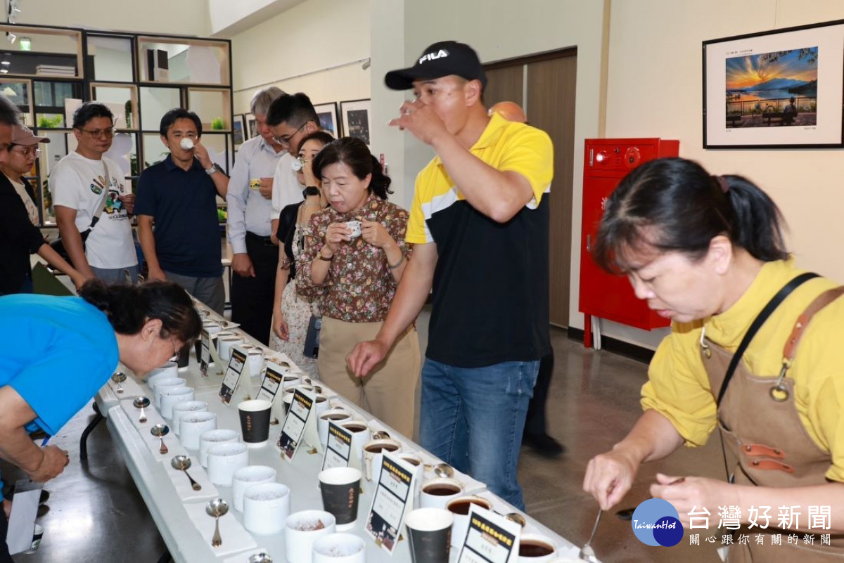 民眾身歷其境感受入選特等獎、頭等獎及金質獎等獲獎賽豆的美好風味