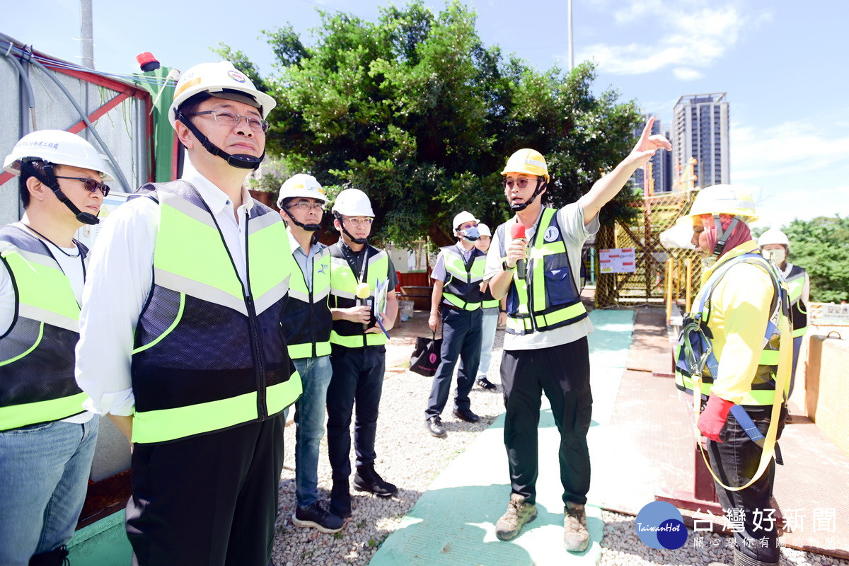 桃園市長張善政視察「機場捷運A7站區開發案區外道路新闢工程」防墜措施。