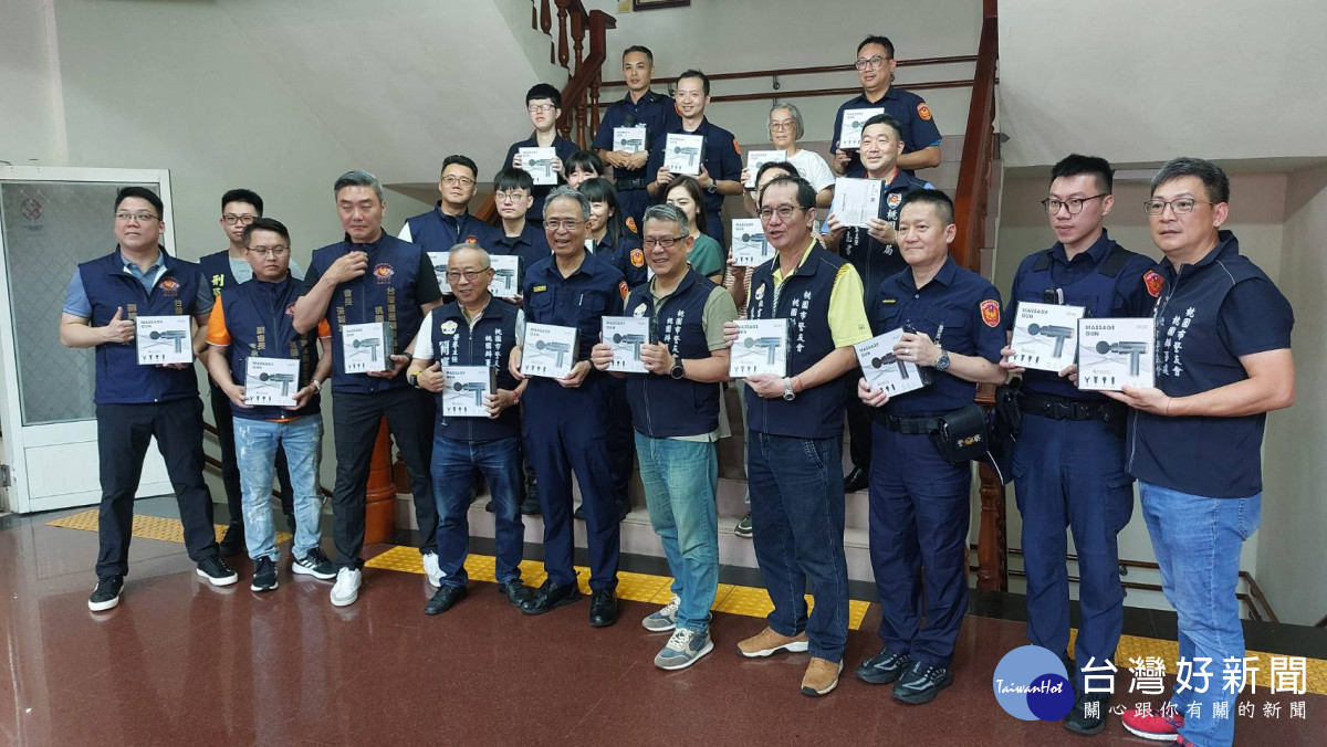 桃園警友辦事處主任杜彥儒、榮譽主任簡寶鋐率領警友團，致贈每每位同仁筋膜槍。<br />
<br />
