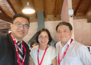 圖：WURI 排名創始人，也是瑞士工業政策研究所所長，同時也是首爾大學策略專家曹東成(Dong Sung Cho)教授（右）；WURI 排名主席Jin Suk Kim（中）；國立暨南國際大學副校長曾永平（左）。（圖/暨大提供）