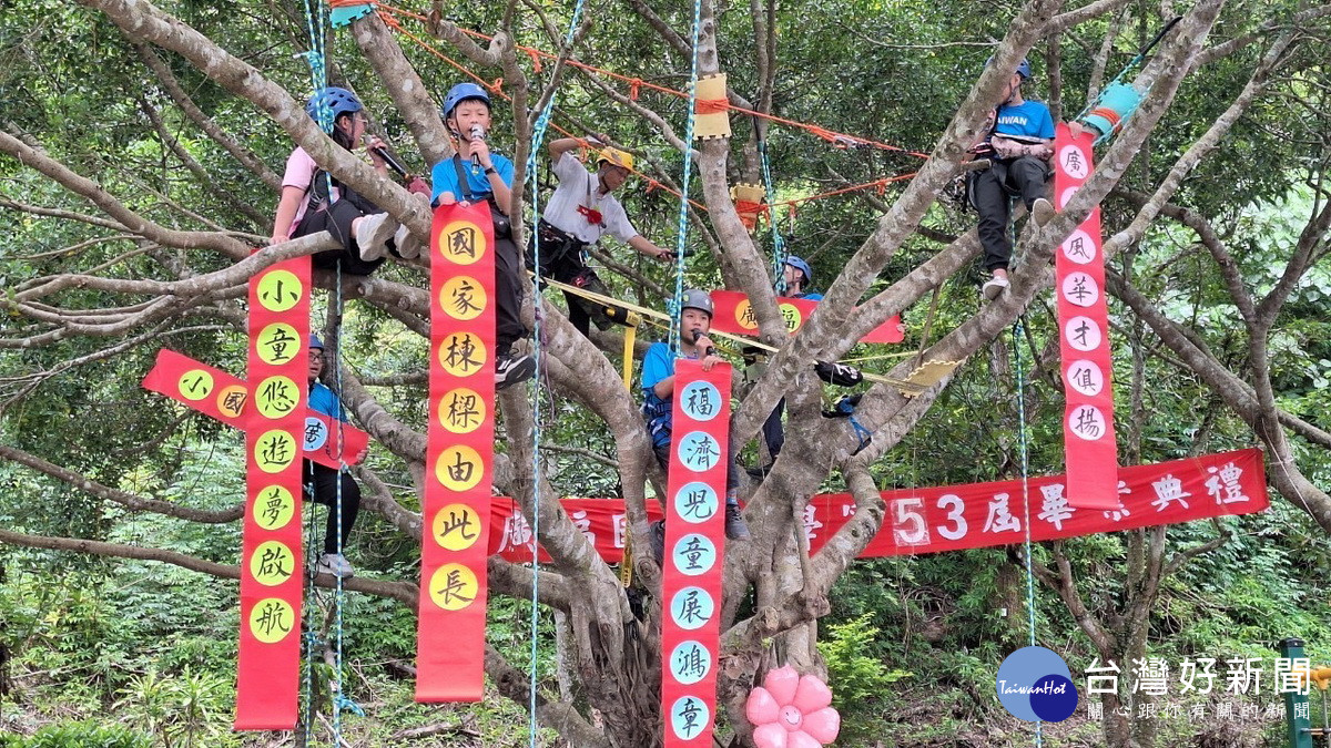 學童展示祝福標語。（廣福提供）