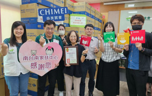 奇美實業連續5年號召員工捐輸善款 (中)陳靜燕經理