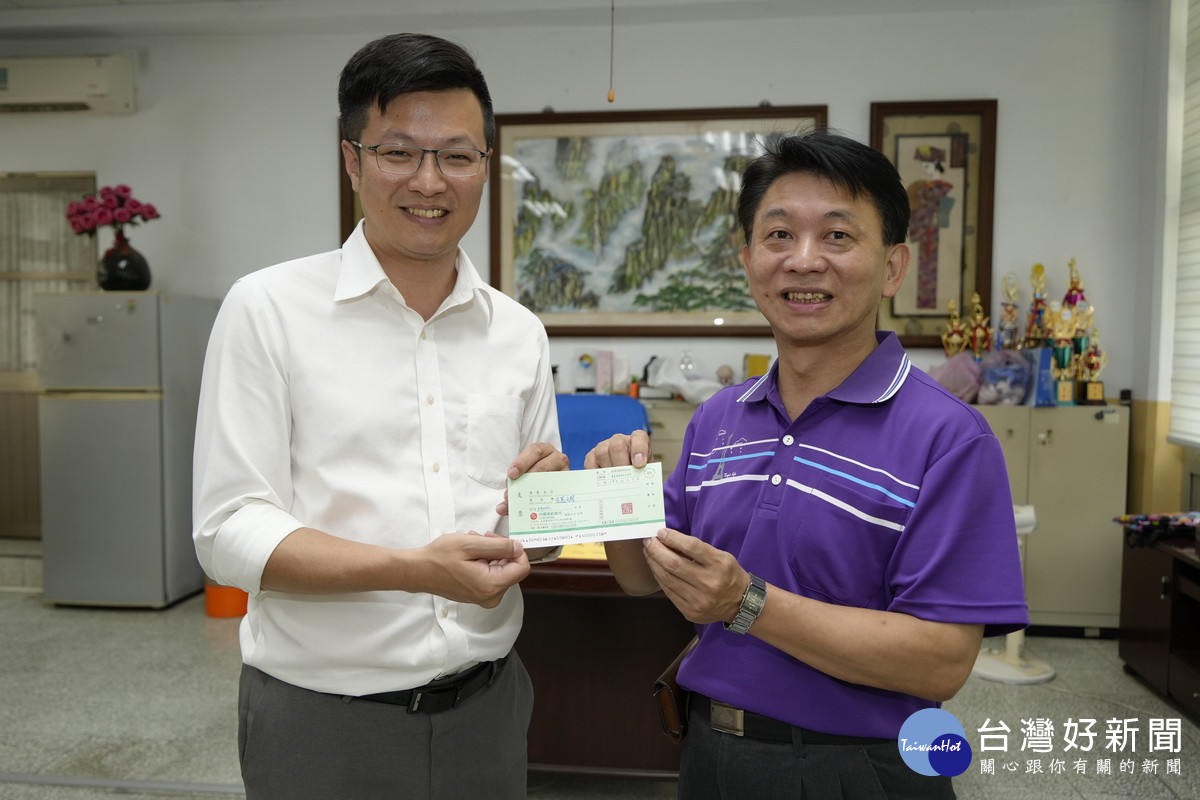 張市長（左）代表企業贈五萬元獎勵金。（南投市公所提供）
