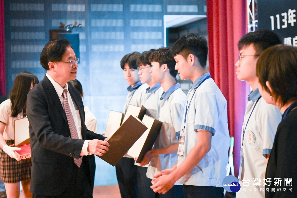 桃園市長張善政出席「財團法人臻鼎教育基金會優良學生獎助學金頒獎典禮」。