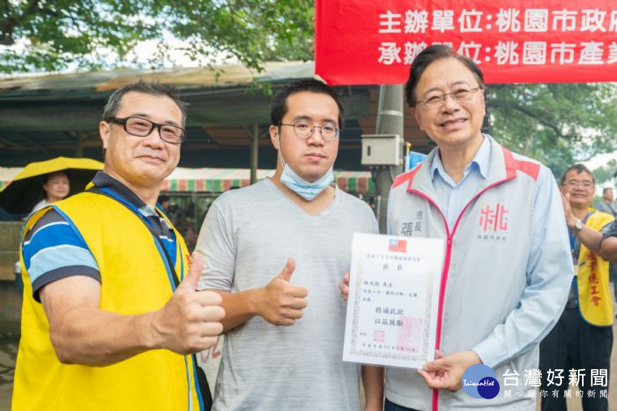張市長頒發獎狀。<br />
