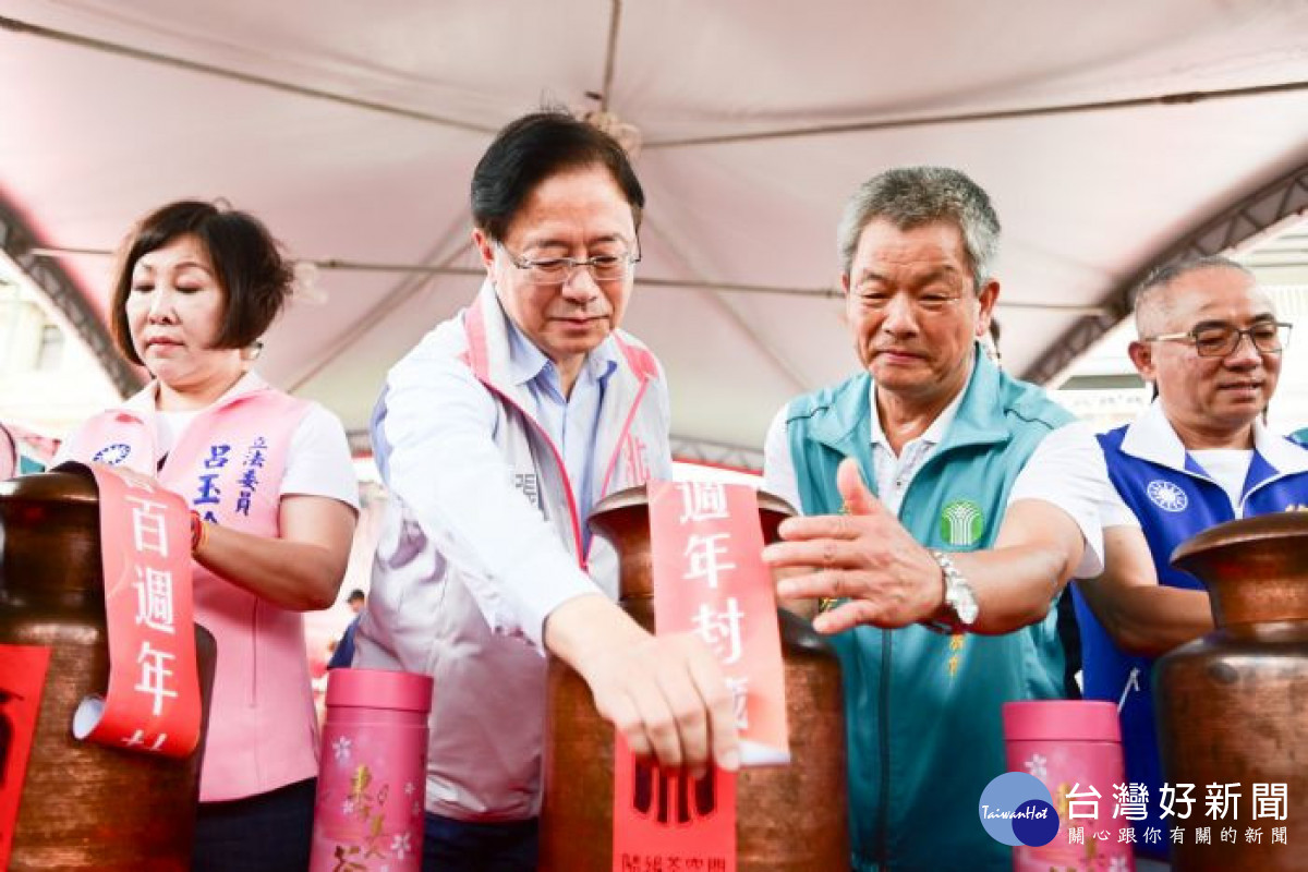 張市長等人進行封茶。<br />
<br />

