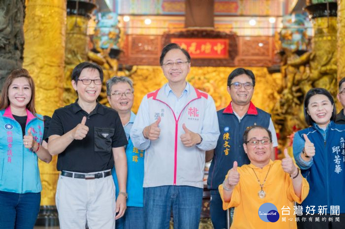 張市長參拜護國宮後合影。<br />
