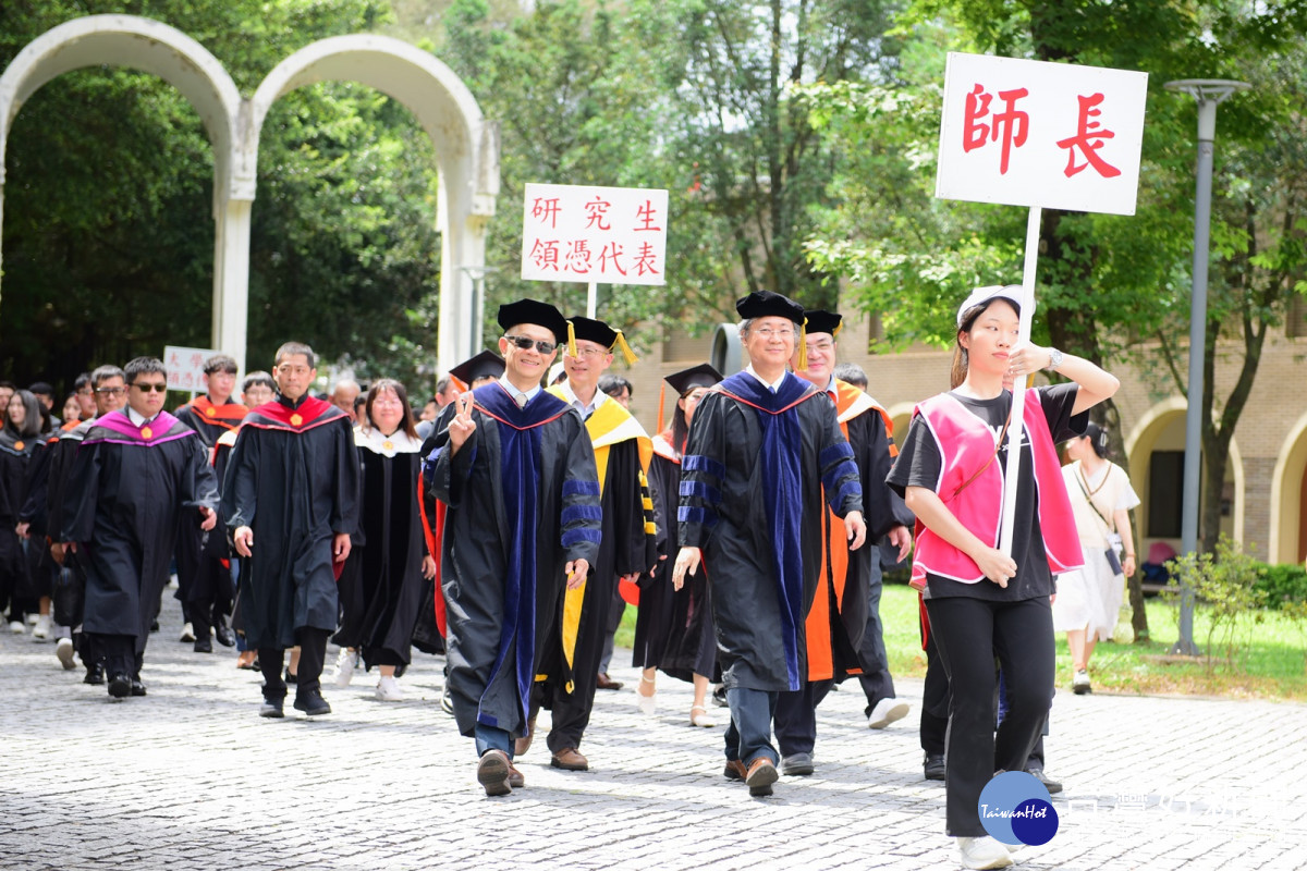 中原大學第66屆畢業典禮登場，師生校園巡禮。