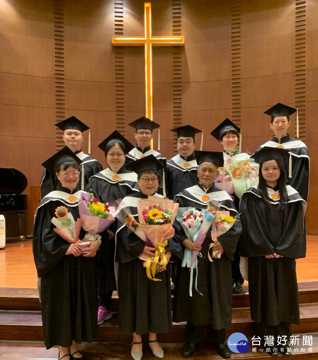 中原大學最高齡畢業生周義祥(前排右二)，年近90取得碩士學位，終生學習精神令人欽佩。