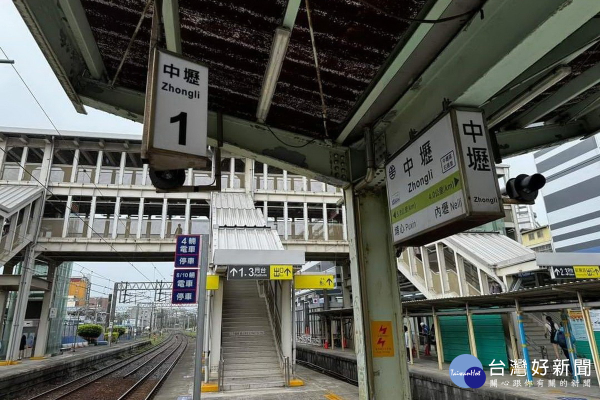 桃園市副市長蘇俊賓用手機拍下中壢車站月台一隅。<br />
