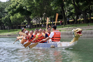 立法院副院長江啟臣、台中市議員陳清龍等人齊心支持划龍舟活動。