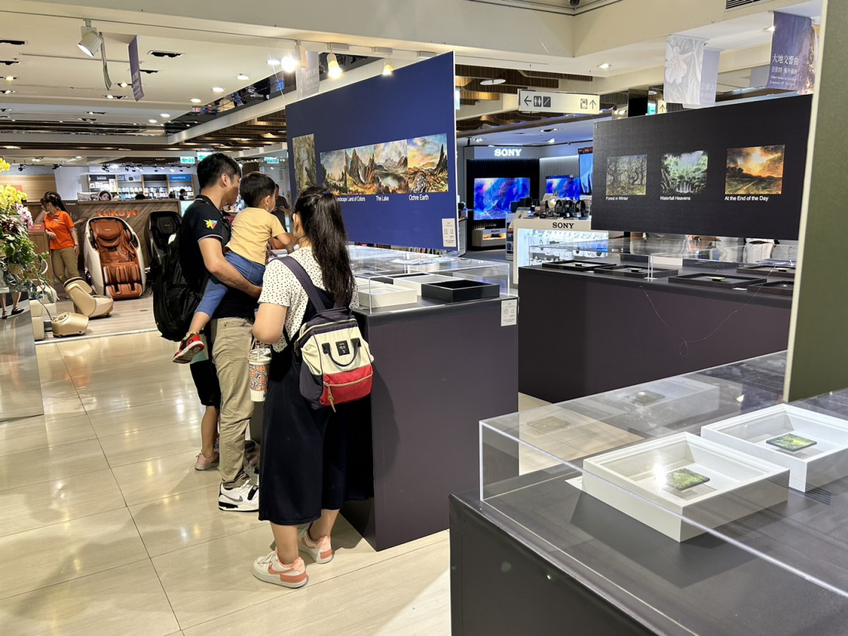 B棟10、12樓櫥窗展出47件微型創作。