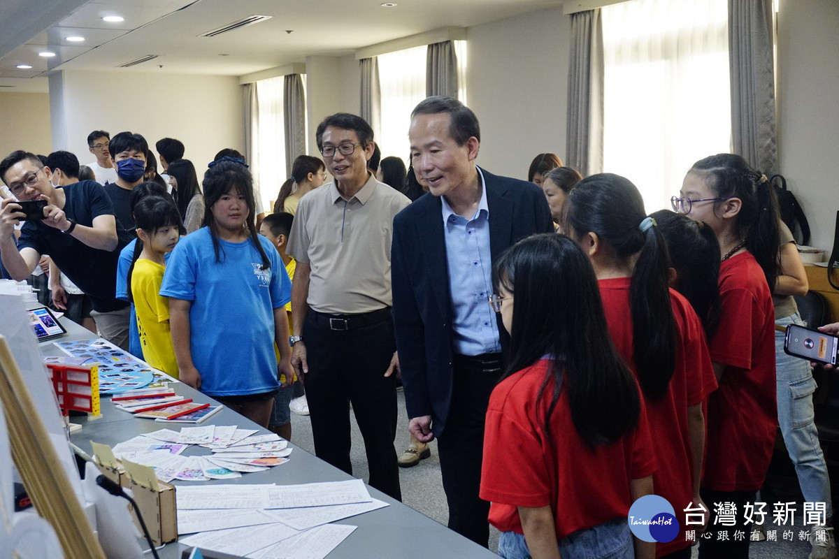 桃園市府教育局長劉仲成參觀大小朋友們的暑假作業。<br />
