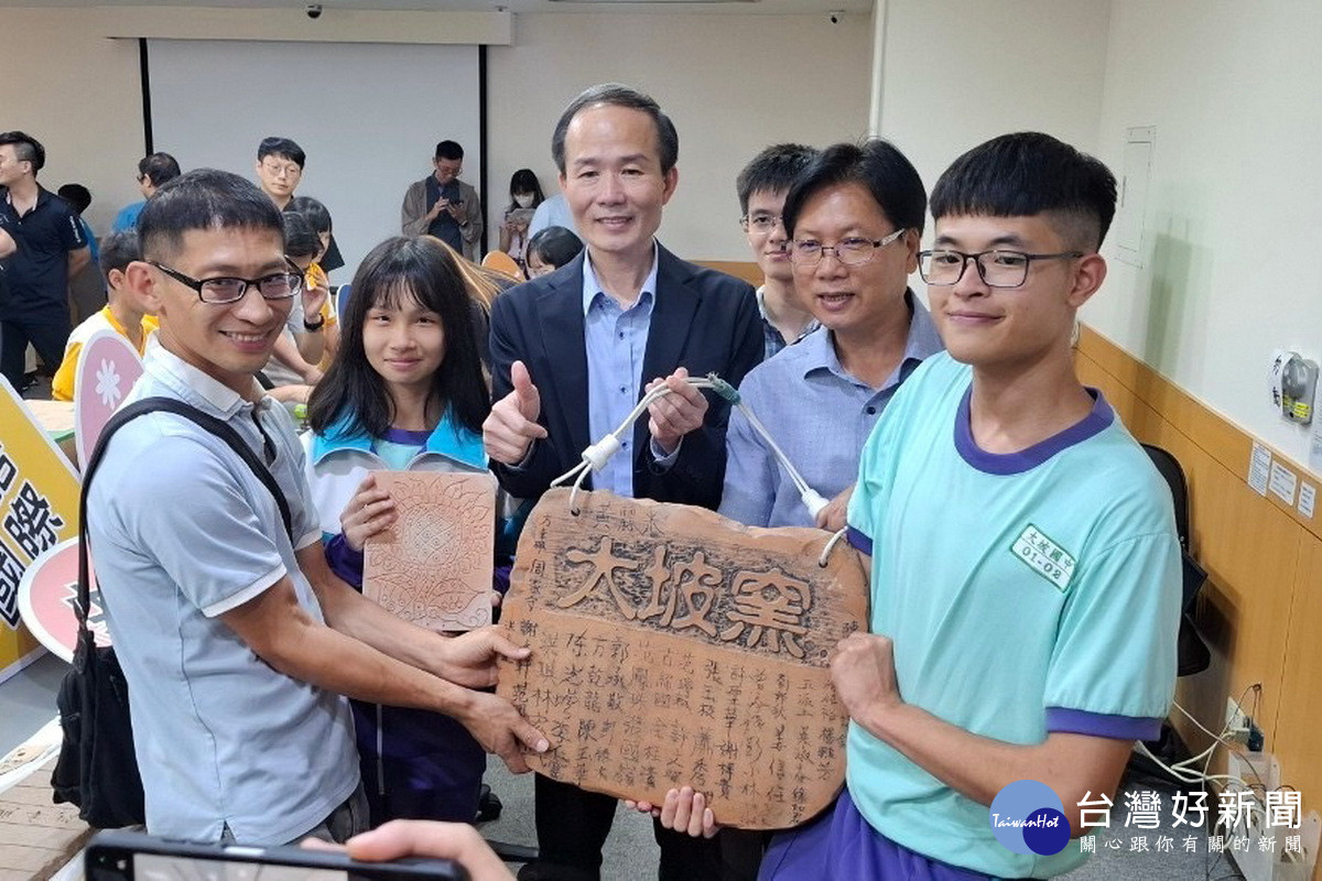 桃園市府教育局長劉仲成參觀大小朋友們的暑假作業。<br />
