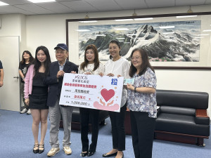 愛妮雅化妝品集團與COCO都可茶飲捐款幫助南投子弟出國參賽。（記者扶小萍攝）