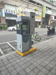 ▲日前於PTT指出高市衛武營智慧停車區繳費機螢幕觸控不良及次日才能使用QR Code線上繳費，高市交通局表示已修復可安心使用。