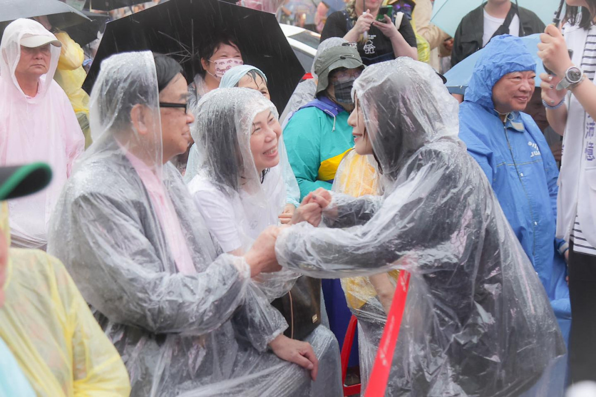 當天台下都是年長者，吳憶沛在眾目睽睽下，羞辱黃國昌「不舉，還只有25秒，這麼沒擋頭！」（圖／翻攝吳憶沛FB）