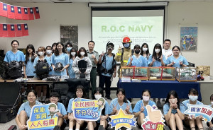 南投高中進行全民國防「怒海潛將」體驗。（南投高中提供）