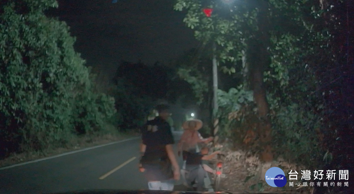 深夜迷途老婦牽車於馬路 暖警化成守護神護送返家