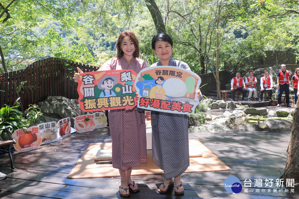 盧秀燕同框藝人張文綺穿浴衣登場。